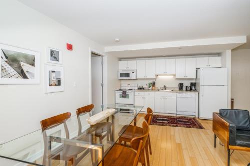 Η κουζίνα ή μικρή κουζίνα στο Furnished Apartment in Downtown