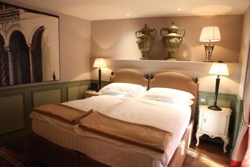 a bedroom with a bed with two vases on the wall at Il Relais in Verona