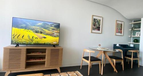 TV a/nebo společenská místnost v ubytování Central Lakeview Apt near CBD & ANU Free Parking