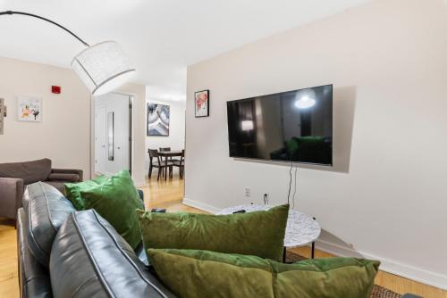 Μια τηλεόραση ή/και κέντρο ψυχαγωγίας στο Furnished Apartment in Downtown