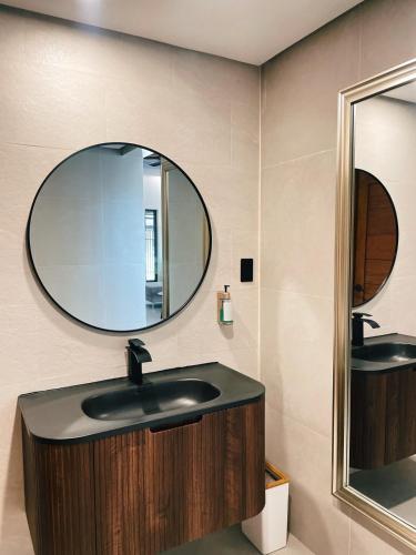 un baño con lavabo y espejo en Llazara Villas, en san juan la union