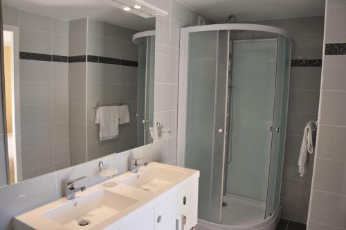 a bathroom with a shower and two sinks and a shower at lO GORISSADO - La ferme du glandier in Saint-André-dʼAllas