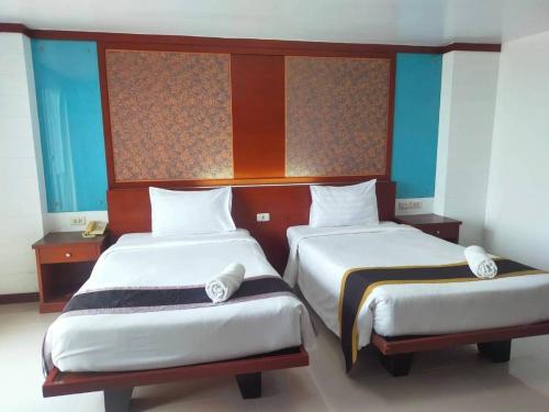 two beds in a hotel room with two beds sidx sidx sidx at Convenient Grand Plus Hotel Suvarnabhumi in Lat Krabang