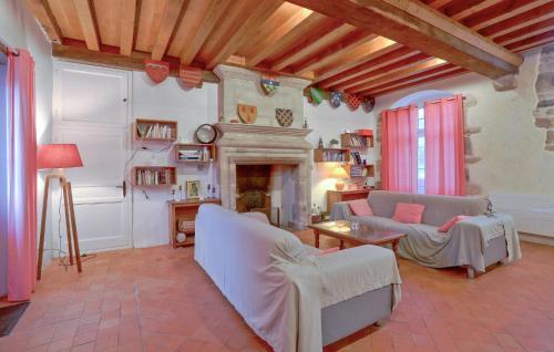 ein Wohnzimmer mit weißen Möbeln und einem Kamin in der Unterkunft Beautiful Home In Gonneville-Le-Theil in Gonneville