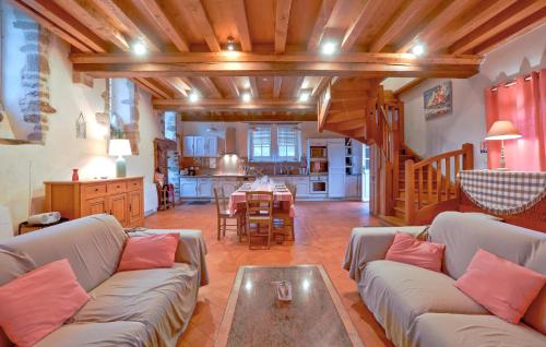 un salon avec un canapé et une table dans l'établissement Beautiful Home In Gonneville-Le-Theil, à Gonneville