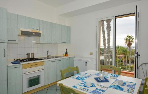 Η κουζίνα ή μικρή κουζίνα στο 2 Bedroom Awesome Home In Ragusa