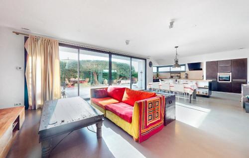 un salon avec un canapé rouge et une cuisine dans l'établissement Awesome Home In Médis, à Médis