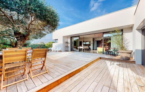 un patio ouvert avec une terrasse en bois avec une maison dans l'établissement Awesome Home In Médis, à Médis