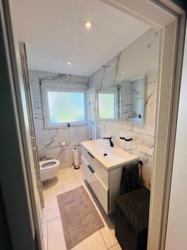 Ένα μπάνιο στο Schöne Ferien Wohnung in Breisach 3 Zimmer