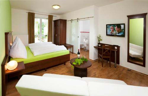 1 Schlafzimmer mit 2 Betten, einem Schreibtisch und einem Spiegel in der Unterkunft Wein-Träume in Thüngersheim