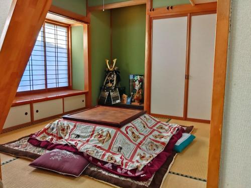 Ein Bett oder Betten in einem Zimmer der Unterkunft 一棟貸切ゲストハウスかた籠
