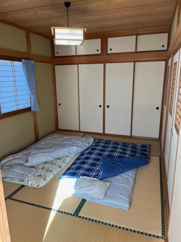 Ein Bett oder Betten in einem Zimmer der Unterkunft 一棟貸切ゲストハウスかた籠