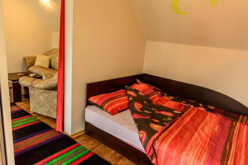 um pequeno quarto com uma cama e um espelho em Apartment Leonardo Da Vinci em Plovdiv
