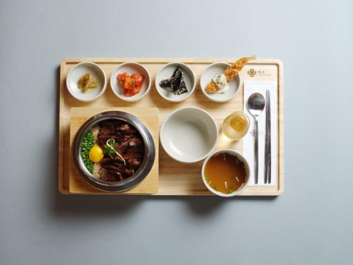 ホテルの敷地内または近くでの食事または食べ物