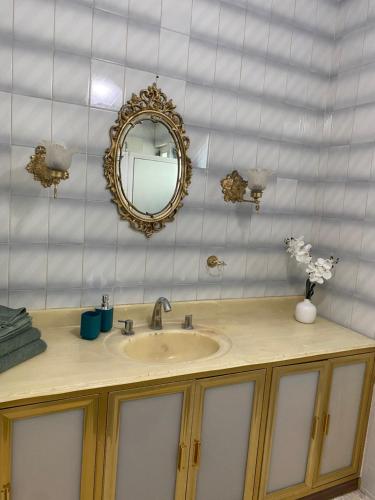 un baño con lavabo y espejo en Casa Luna Suites-4, en Monterrey