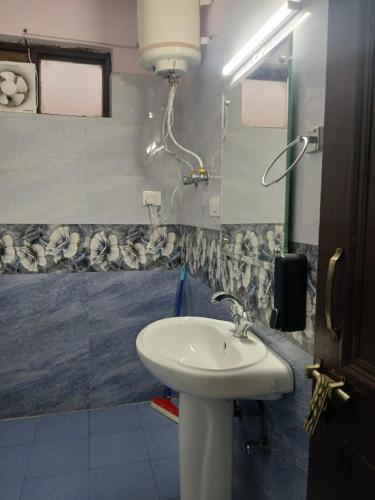 a bathroom with a sink and a mirror at Hotel Cloud Height in Dharmsala