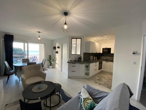 un salon avec un canapé et une table dans l'établissement Appartement rénové face plage, max 4 pers, terrasse - FR-1-709-81, à Fouras