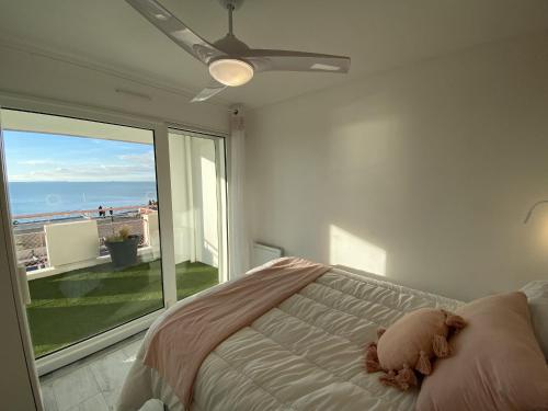 une chambre avec un lit avec vue sur l'océan dans l'établissement Appartement rénové face plage, max 4 pers, terrasse - FR-1-709-81, à Fouras