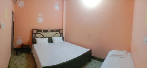 Cama ou camas em um quarto em Shri Ram Nilayam