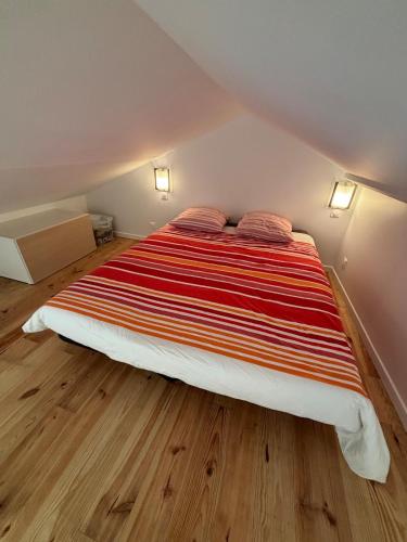 un letto in una camera con due cuscini sopra di Maison de ville - Chez Marsou a Poitiers