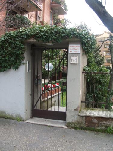 a gate to a building with ivy on it at B&B La Cubanina in Rome