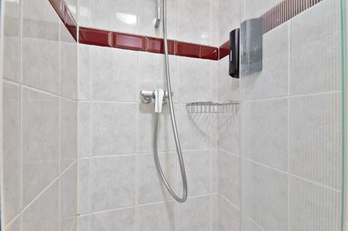 une douche avec un tuyau dans une salle de bain dans l'établissement Studio Charmant Appartement Quartier Les Marais Free Netflix, à Paris