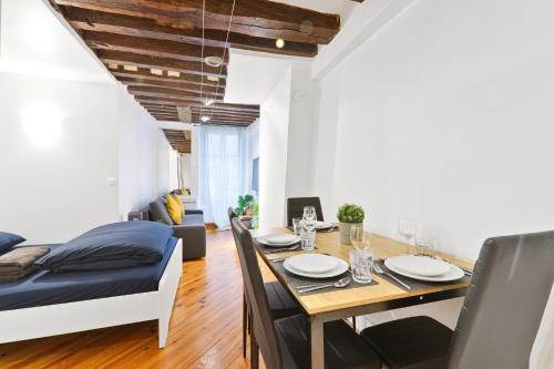 une salle à manger et un salon avec une table et des chaises dans l'établissement Studio Charmant Appartement Quartier Les Marais Free Netflix, à Paris