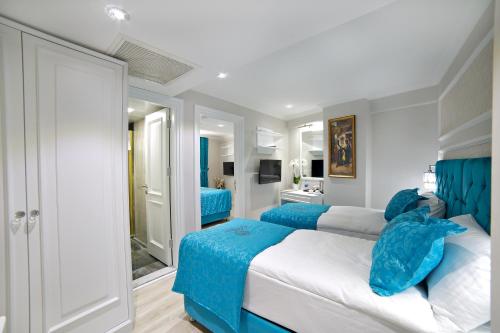 a hotel room with two beds and a television at Glamour Hotel Istanbul Sirkeci in Istanbul
