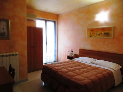 Postel nebo postele na pokoji v ubytování Hotel Rosso Di Sera