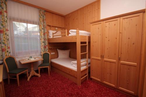 Dviaukštė lova arba lovos apgyvendinimo įstaigoje Hotel Garni Monte Bianco