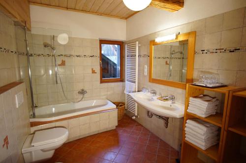 菲斯特茲安德蓋的住宿－Ferienwohnung Josefine，带浴缸、卫生间和盥洗盆的浴室