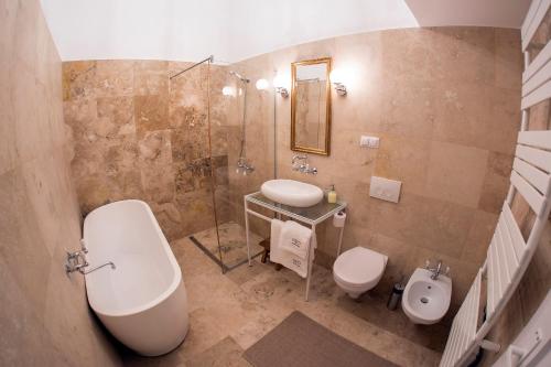 クルジュ・ナポカにあるNeo Apartment Eroilorのバスルーム(洗面台、トイレ、シャワー付)