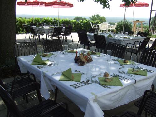 Ein Restaurant oder anderes Speiselokal in der Unterkunft Gasthof-Pension Wein 