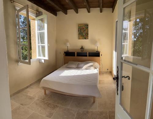 Photo de la galerie de l'établissement Charmante petite maison avec piscine, à Monguillem