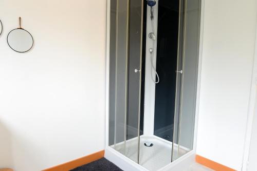 - une porte de douche en verre dans la chambre dans l'établissement BUNGALOW, à Saint-André-dʼAllas