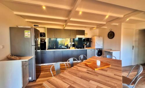 une cuisine et une salle à manger avec une table et des chaises dans l'établissement T3 Les pieds dans l'eau, à Calvi
