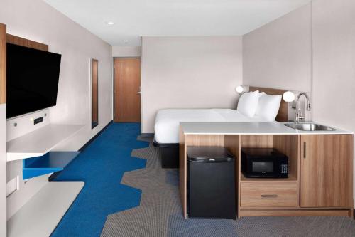 Microtel Inn & Suites by Wyndham Rapid Cityにあるベッド