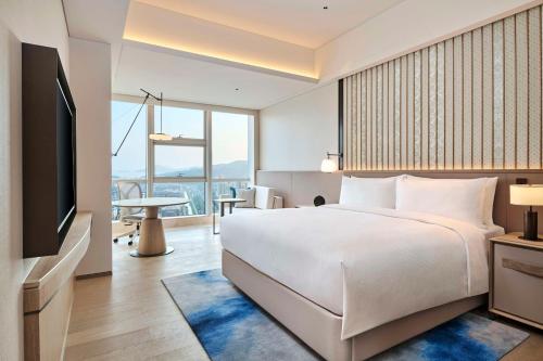 Postel nebo postele na pokoji v ubytování DoubleTree by Hilton Zhuhai Hengqin