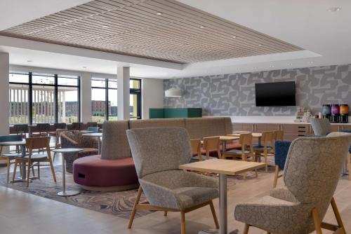 Posezení v ubytování Home2 Suites By Hilton Sheboygan