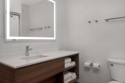 Koupelna v ubytování Home2 Suites By Hilton Sheboygan