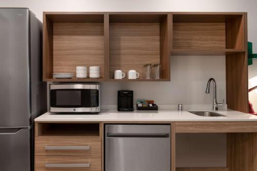 Kuchyň nebo kuchyňský kout v ubytování Home2 Suites By Hilton Sheboygan