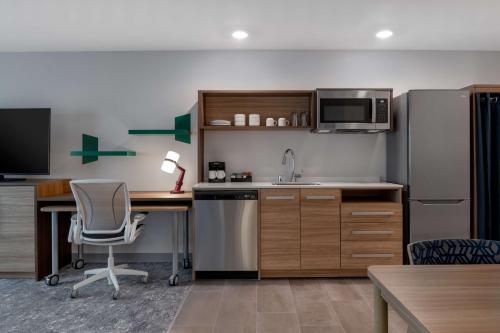 Kuchyň nebo kuchyňský kout v ubytování Home2 Suites By Hilton Sheboygan