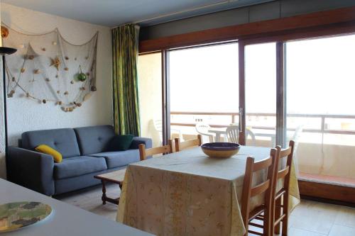 un salon avec une table et un canapé dans l'établissement Appartement 2 pièces PORT LA NOUVELLE PN590-033, à Port-la-Nouvelle