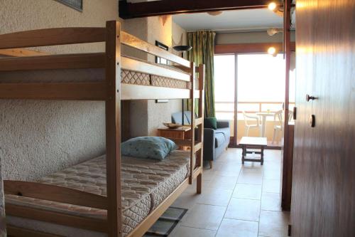 Cet appartement comprend une chambre avec deux lits superposés et un salon. dans l'établissement Appartement 2 pièces PORT LA NOUVELLE PN590-033, à Port-la-Nouvelle