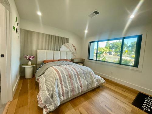 Katil atau katil-katil dalam bilik di Cozy Modern Guest House
