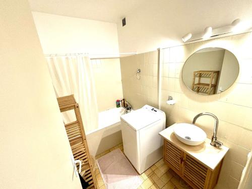 une salle de bain avec toilettes, lavabo et miroir dans l'établissement Appartement 3 pièces Port-la-Nouvelle PN550-012, à Port-la-Nouvelle