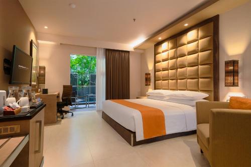 Postel nebo postele na pokoji v ubytování Eastparc Hotel Yogyakarta