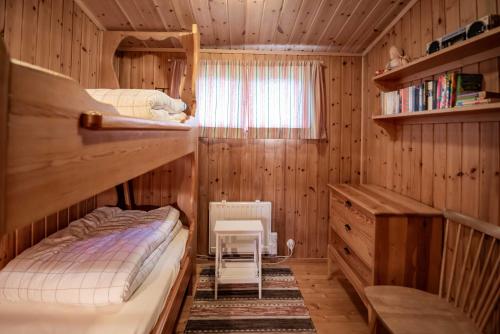 ein Schlafzimmer mit zwei Etagenbetten und einem Fenster in der Unterkunft Trysilfjellet Nord 1017 in Trysil