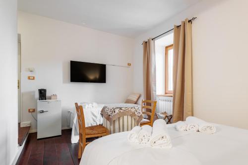 a room with two beds and a kitchen with a table at La Torretta in Tuscania