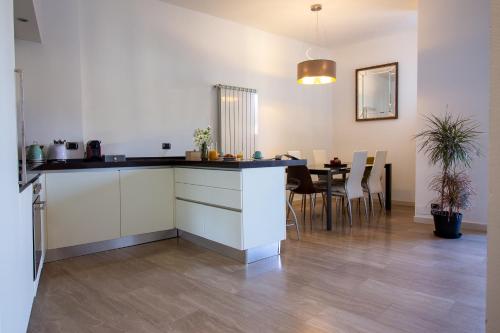 a kitchen and dining room with a table and chairs at Sium's Suite Apartment 2 in Como